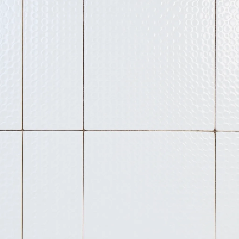 Białe płytki strukturalne z połyskiem