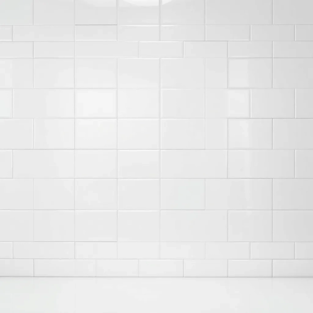 Białe płytki z polyskiem