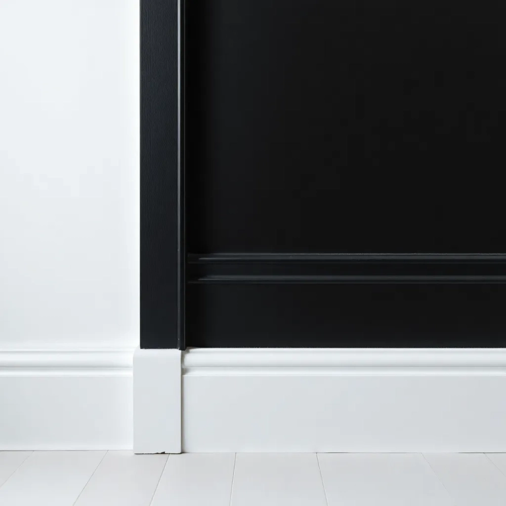 Ciemne drzwi i białe listwy przypodłogowe