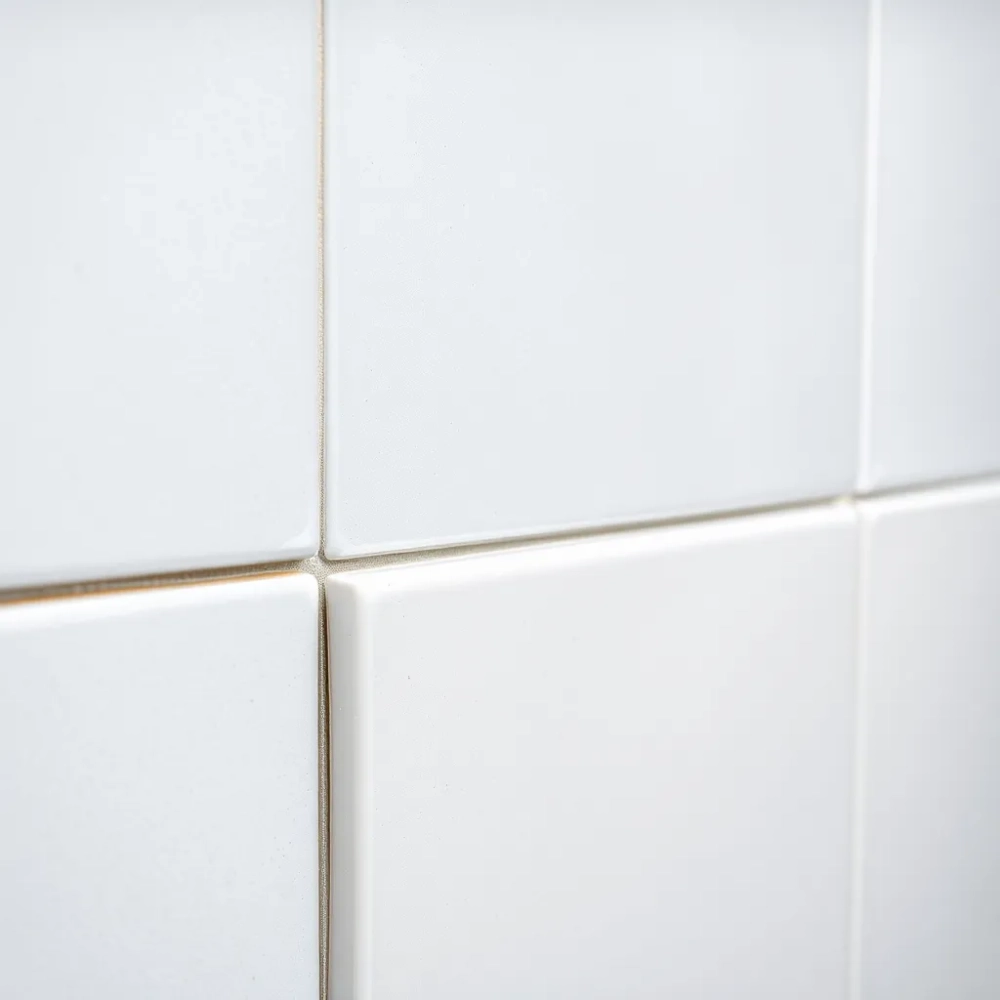 Czym wykończyć płytki na ścianie