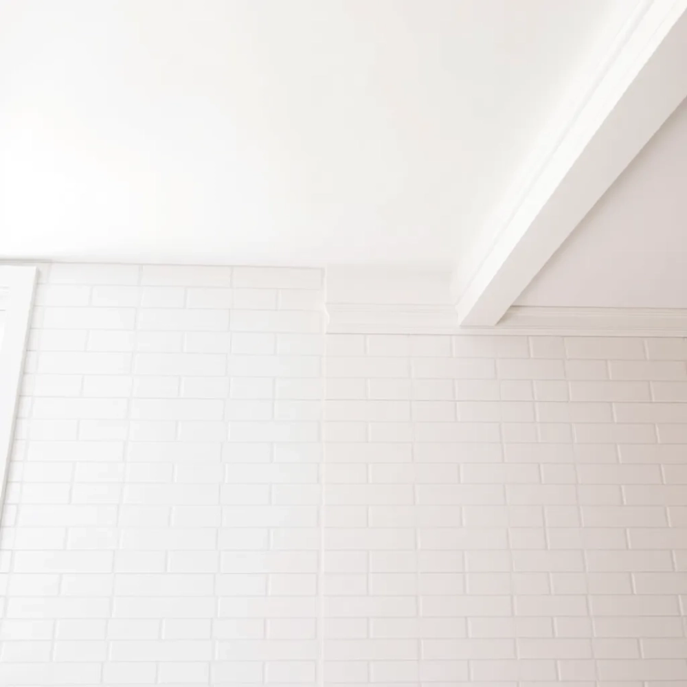 Czym wykończyć płytki przy suficie