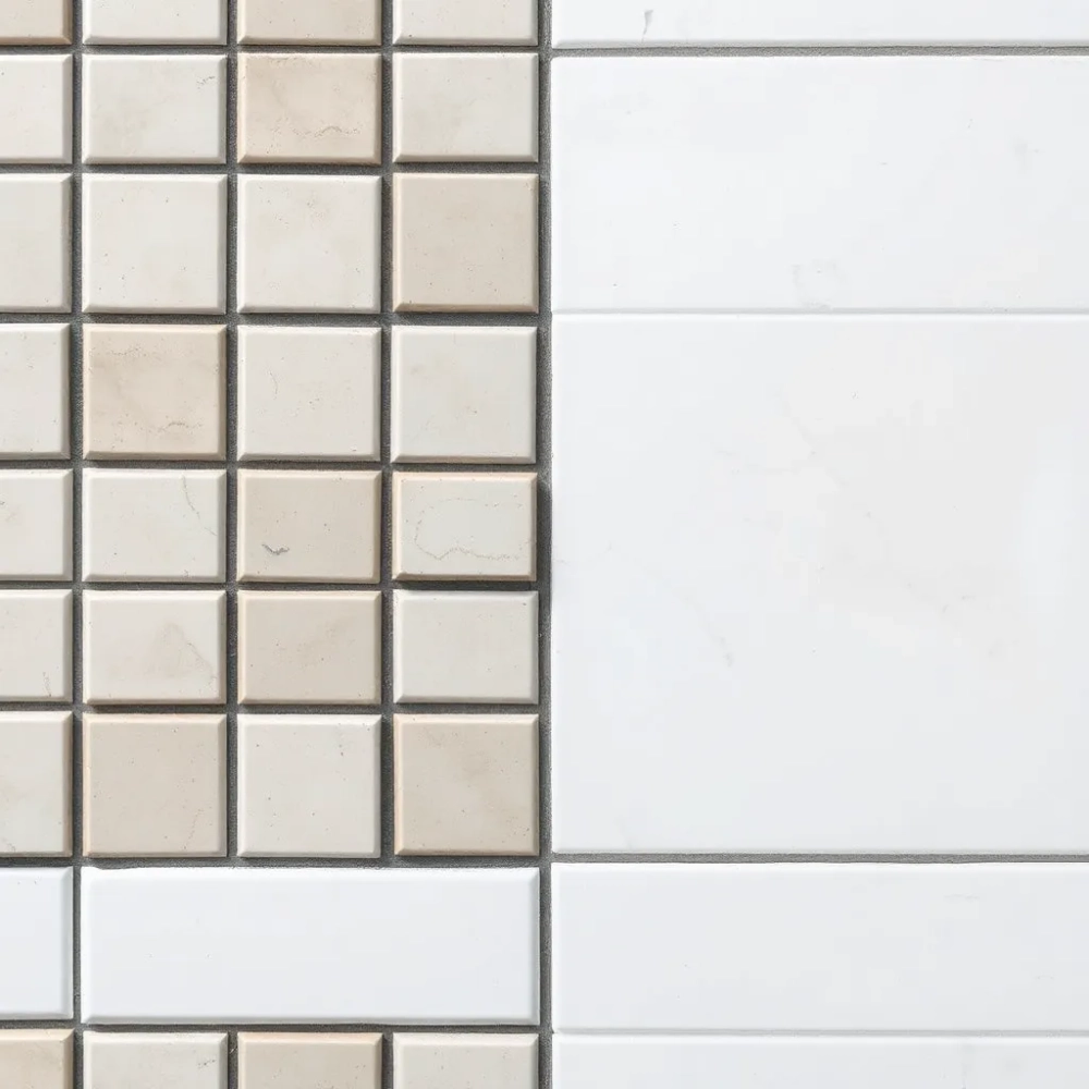 Czym zakryć stare płytki na ścianie