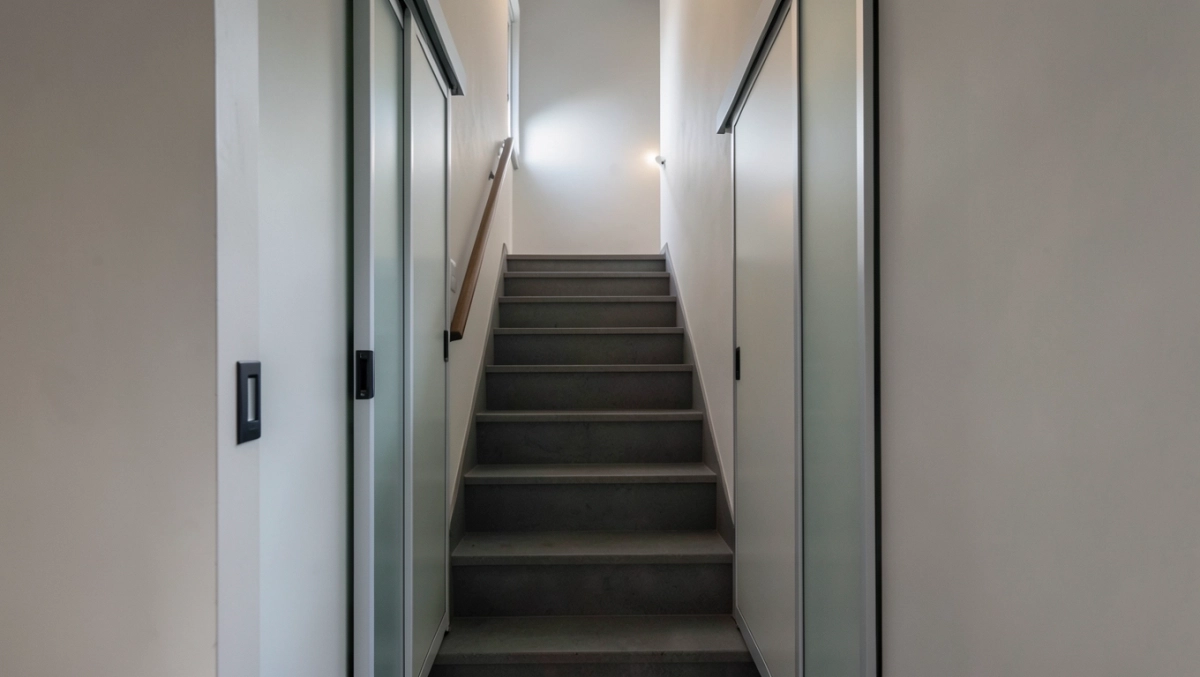 drzwi przesuwne na klatkę schodową