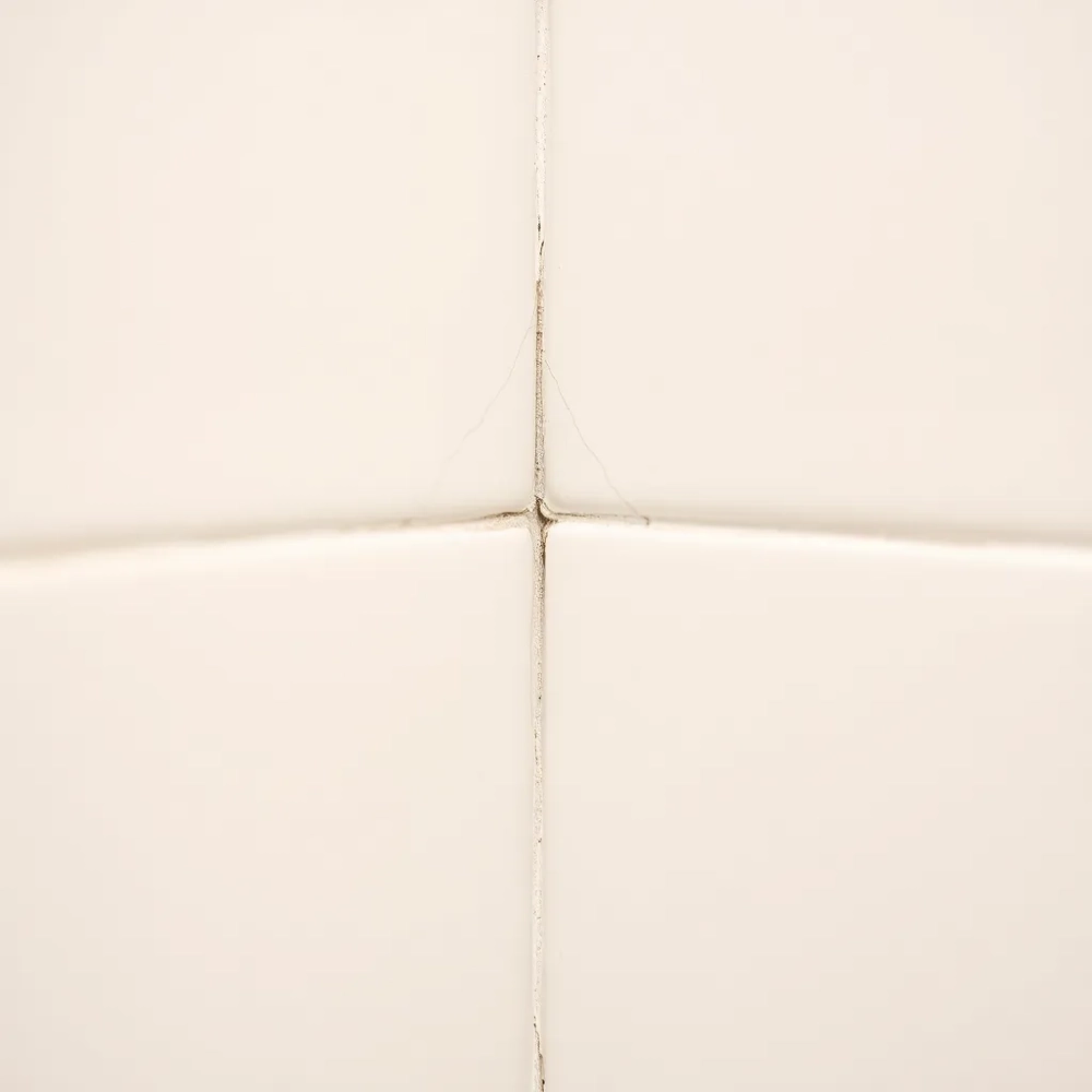 Jak zamaskować pękniętą płytkę