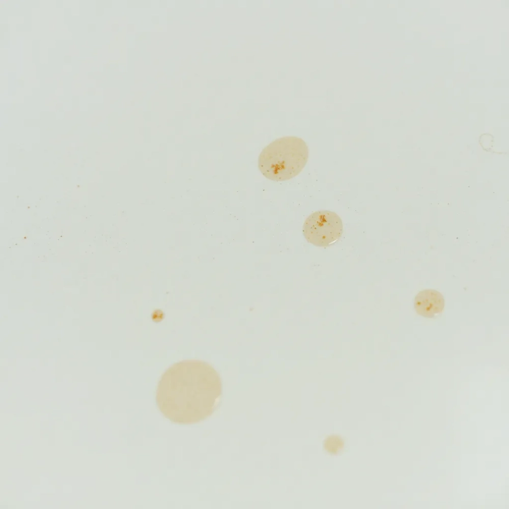 Plamy na płytkach z połyskiem