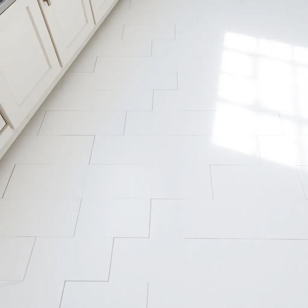 Płytki do białej kuchni na podłogę