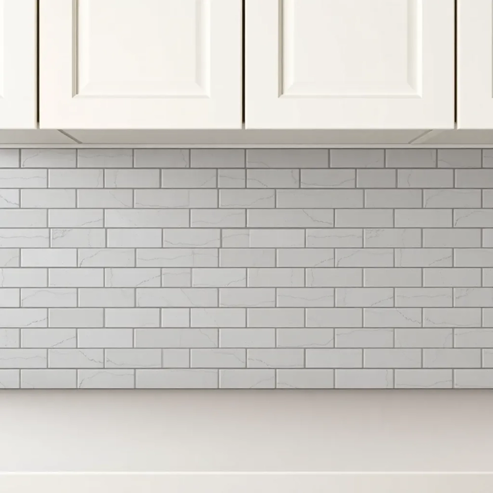 Płytki w kuchni między szafkami