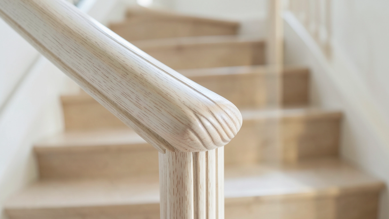 Poręcze drewniane okrągłe jesionowe z frezem