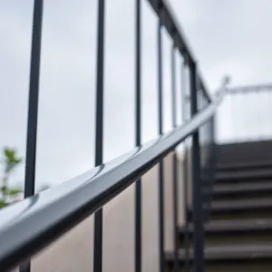 Balustrada metalowa na schody zewnętrzne
