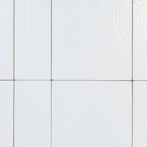 Białe płytki strukturalne z połyskiem