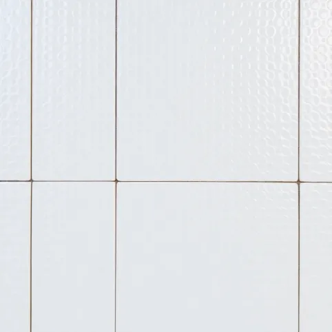 Białe płytki strukturalne z połyskiem