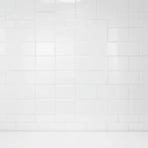 Białe płytki z polyskiem