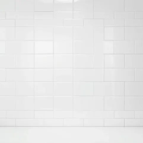 Białe płytki z polyskiem