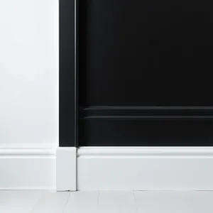Ciemne drzwi i białe listwy przypodłogowe