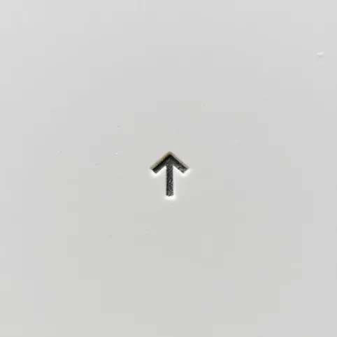 Co oznacza strzałka na płytkach ceramicznych