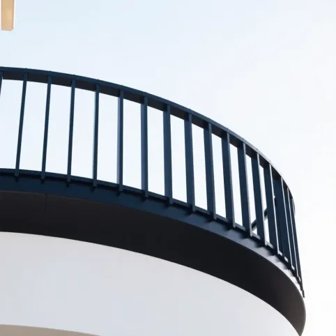 Czarna balustrada na balkon
