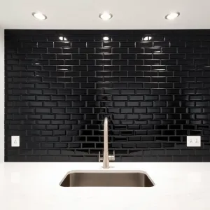 Czarne płytki w kuchni nad blatem