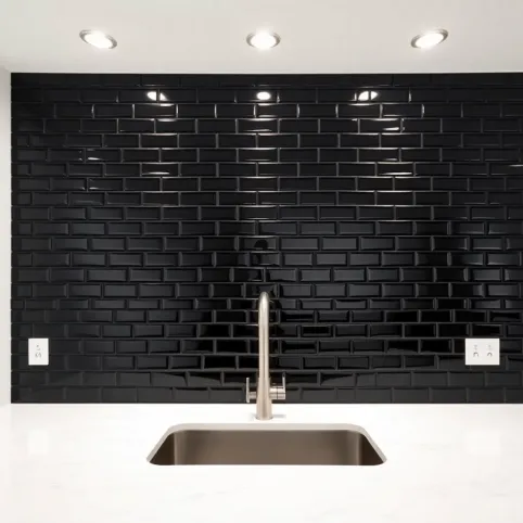 Czarne płytki w kuchni nad blatem