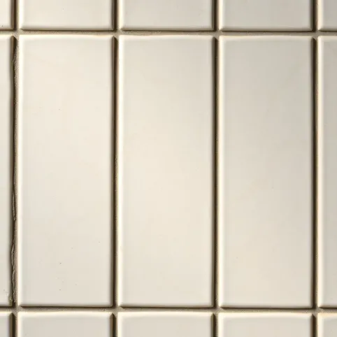 Czy fuga powinna być równo z płytkami