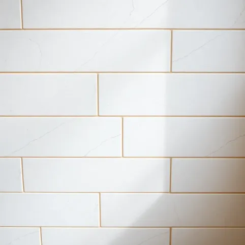 Czy można kłaść płytki na płytki na ścianie