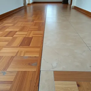 Czy można przykleić płytki do drewna