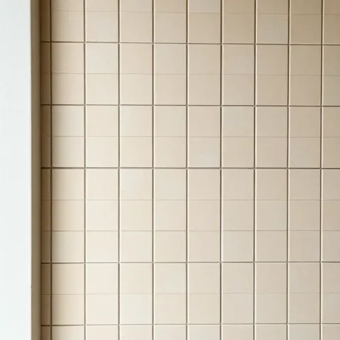 Czy płytki podłogowe można kłaść na ścianę