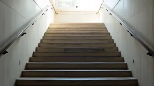 czy schody muszą mieć poręcz