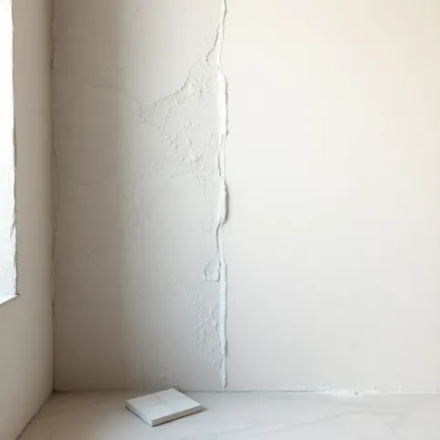 Czy tynkować łazienkę pod płytki