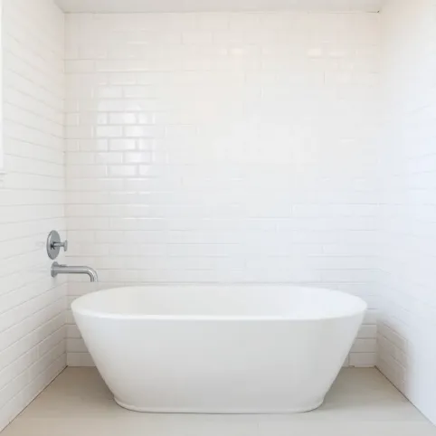 Czy za wanną kładzie się płytki