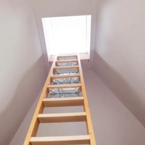 Czym ocieplić schody strychowe