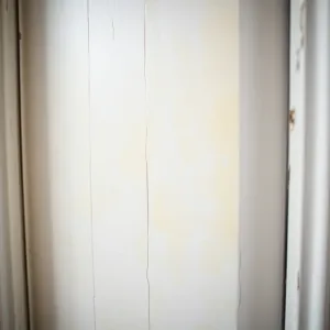 Czym wyczyścić zżółknięte drzwi