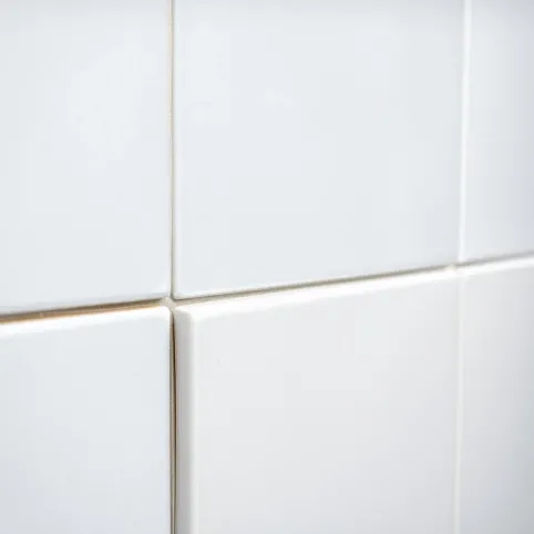 Czym wykończyć płytki na ścianie