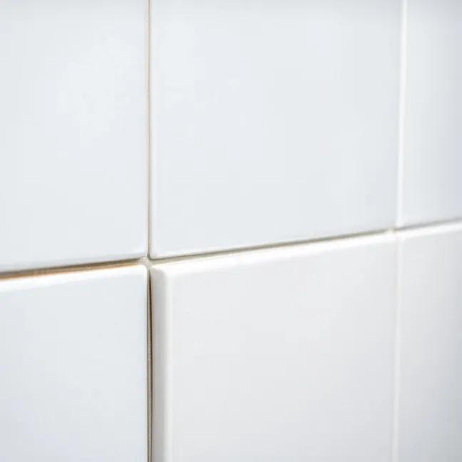 Czym wykończyć płytki na ścianie