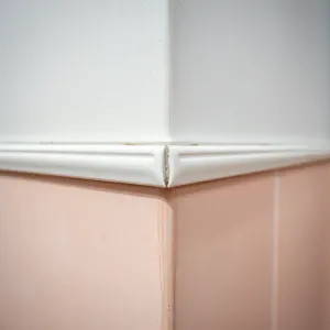 Czym wykończyć płytki przy ścianie