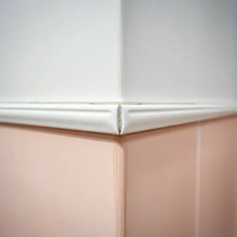 Czym wykończyć płytki przy ścianie
