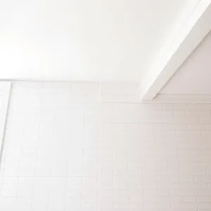 Czym wykończyć płytki przy suficie