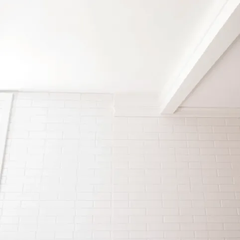 Czym wykończyć płytki przy suficie