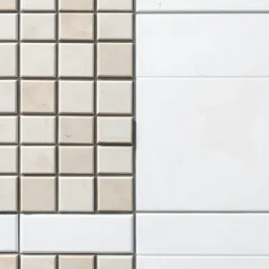 Czym zakryć stare płytki na ścianie