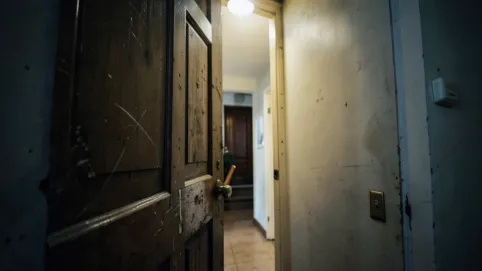 drzwi na klatkę schodową w domu