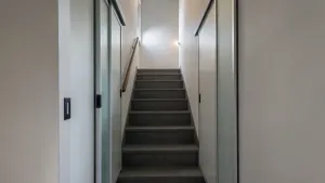 drzwi przesuwne na klatkę schodową