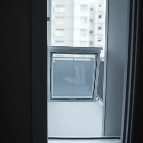 Drzwiczki dla kota w drzwiach balkonowych