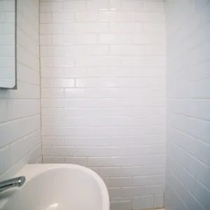 Farba na płytki w łazience