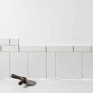 Jak kłaść płytki na ścianie od góry czy od dołu