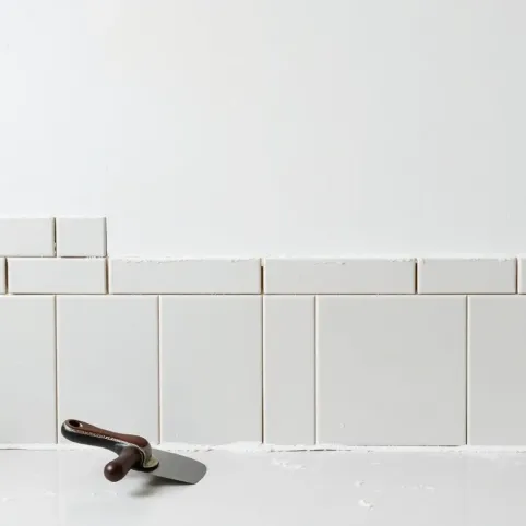 Jak kłaść płytki na ścianie od góry czy od dołu