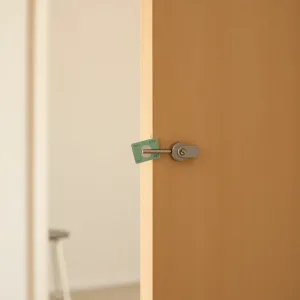 Jak otworzyć drzwi bez klamki z jednej strony