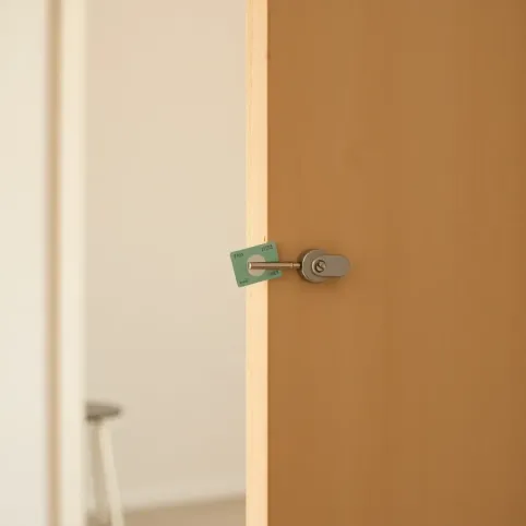 Jak otworzyć drzwi bez klamki z jednej strony