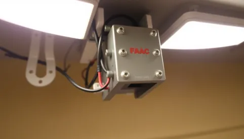 Jak podłączyć napęd bramy dwuskrzydłowej FAAC 414