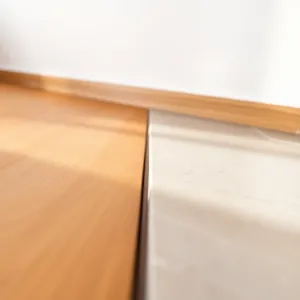 Jak połączyć podłogę drewnianą z płytkami