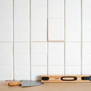 jak położyć płytki gipsowe na ścianę