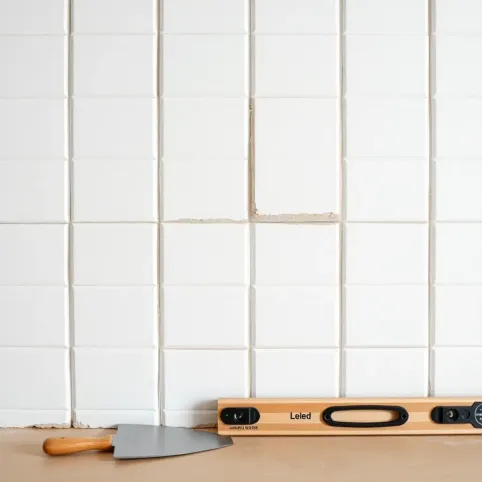 jak położyć płytki gipsowe na ścianę